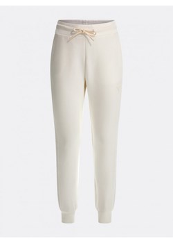 Damskie spodnie dresowe GUESS ALLIE SCUBA CUFF PANTS - białe ze sklepu Sportstylestory.com w kategorii Spodnie damskie - zdjęcie 136104597