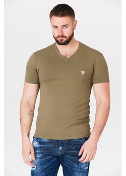 GUESS - Khaki t-shirt męski w serek z elastanem ze sklepu outfit.pl w kategorii T-shirty męskie - zdjęcie 136106006