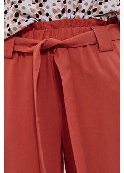 Spodnie z wiązaniem rubinowe ze sklepu Moodo.pl w kategorii Spodnie damskie - zdjęcie 136728567