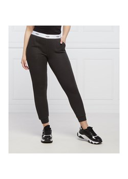 UGG Spodnie dresowe CATHY | Slim Fit ze sklepu Gomez Fashion Store w kategorii Spodnie damskie - zdjęcie 137194836