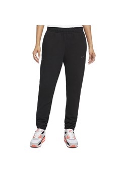 Spodnie Nike Sportswear DV5694-010 - czarne ze sklepu streetstyle24.pl w kategorii Spodnie damskie - zdjęcie 138007357