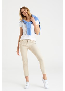 Bawełniane spodnie typu slim, kremowe ze sklepu Greenpoint.pl w kategorii Spodnie damskie - zdjęcie 138649385