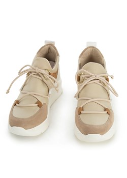Damskie sneakersy z elastycznej tkaniny na koturnie beżowo-białe ze sklepu WITTCHEN w kategorii Buty sportowe damskie - zdjęcie 138746095