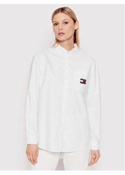 Tommy Jeans Koszula Badge Boyfriend DW0DW12891 Biały Boyfriend Fit ze sklepu MODIVO w kategorii Koszule damskie - zdjęcie 139218715