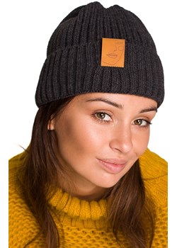 BK059 czapka z naszywką, Kolor grafit-szary, Rozmiar uniwersalny, BE Knit ze sklepu Primodo w kategorii Czapki zimowe damskie - zdjęcie 140691547
