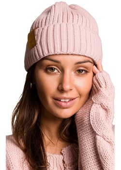 BK059 czapka z naszywką, Kolor róż pudrowy, Rozmiar uniwersalny, BE Knit ze sklepu Primodo w kategorii Czapki zimowe damskie - zdjęcie 140691549