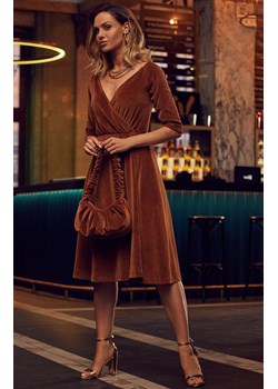 M645 welurowa sukienka z dekoltem na ramionach, Kolor brązowy, Rozmiar L, MOE ze sklepu Primodo w kategorii Sukienki - zdjęcie 140705047