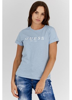 GUESS - Błękitny T-shirt damski z białym logo ze sklepu outfit.pl w kategorii Bluzki damskie - zdjęcie 140953175