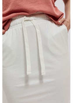 Gładka spódnica przed kolano perłowa ze sklepu Moodo.pl w kategorii Spódnice - zdjęcie 141089598