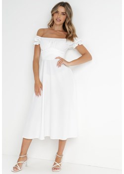 Biała Sukienka Midi z Dekoltem Carmen i Bufiastymi Rękawkami Amarhis ze sklepu Born2be Odzież w kategorii Sukienki - zdjęcie 141149246