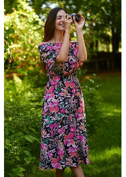 Casualowa sukienka z kwiatowym nadrukiem, dekolt carmen ze sklepu Greenpoint.pl w kategorii Sukienki - zdjęcie 141160665