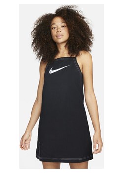 Damska sukienka z tkaniny na cienkich ramiączkach Nike Sportswear Swoosh - Czerń ze sklepu Nike poland w kategorii Sukienki - zdjęcie 141185758