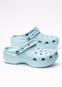 Klapki damskie niebieskie Crocs Classic Platform Clog ze sklepu Sneaker Peeker w kategorii Klapki damskie - zdjęcie 141300746