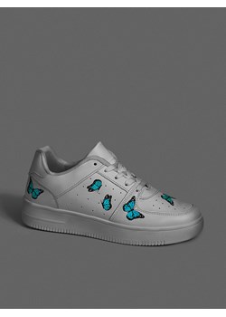 Cropp - Białe sneakersy w motyle - niebieski ze sklepu Cropp w kategorii Buty sportowe damskie - zdjęcie 141371647