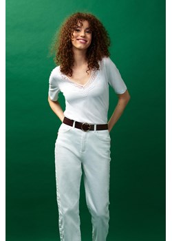 Białe jeansy mom fit, wysoki stan ze sklepu Greenpoint.pl w kategorii Jeansy damskie - zdjęcie 141419226