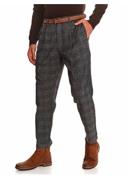 Spodnie tkaninowe w kratę z paskiem ze sklepu Top Secret w kategorii Spodnie męskie - zdjęcie 141519397