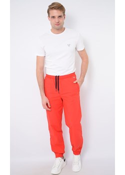 spodnie dresowe męskie tommy jeans dm0dm06600 czerwone ze sklepu Royal Shop w kategorii Spodnie męskie - zdjęcie 141563929