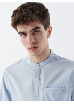 Cropp - Gładka koszula z kieszonką - niebieski ze sklepu Cropp w kategorii Koszule męskie - zdjęcie 141732419