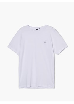 Cropp - Biały t-shirt z naszywką - biały ze sklepu Cropp w kategorii T-shirty męskie - zdjęcie 141754865