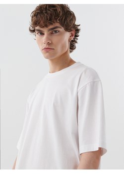 Cropp - Biała koszulka comfort UNISEX - biały ze sklepu Cropp w kategorii T-shirty męskie - zdjęcie 141773718