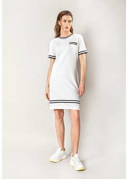 Casualowa biała sukienka z kontrastującą lamówką ze sklepu Molton w kategorii Sukienki - zdjęcie 142003989