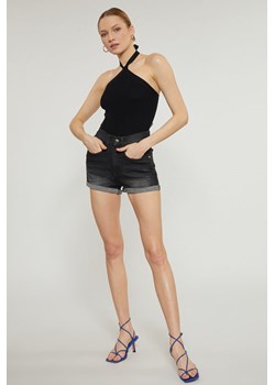 Jeansowe szorty z przetarciami ze sklepu MONNARI w kategorii Szorty - zdjęcie 142084385