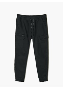 Cropp - Czarne joggery slim z kieszeniami cargo - czarny ze sklepu Cropp w kategorii Spodnie męskie - zdjęcie 142162696