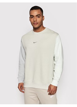 Nike Bluza Sportswear Swoosh DJ6299 Beżowy Standard Fit ze sklepu MODIVO w kategorii Bluzy męskie - zdjęcie 142373039