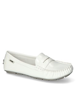 Mokasyny Goodin Białe lakier ze sklepu Arturo-obuwie w kategorii Mokasyny damskie - zdjęcie 142375109