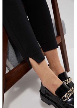 Gładkie spodnie dresowe czarne ze sklepu Moodo.pl w kategorii Spodnie damskie - zdjęcie 142441937