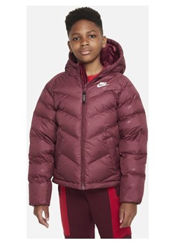 Kurtka z kapturem i syntetycznym wypełnieniem dla dużych dzieci Nike Sportswear - Czerwony ze sklepu Nike poland w kategorii Kurtki chłopięce - zdjęcie 142469487