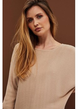 Sweter typu nietoperz beżowy ze sklepu Moodo.pl w kategorii Swetry damskie - zdjęcie 142869255