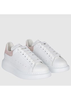 ALEXANDER MCQUEEN - Białe sneakersy damskie z różowym napiętkiem ze sklepu outfit.pl w kategorii Buty sportowe damskie - zdjęcie 142980705