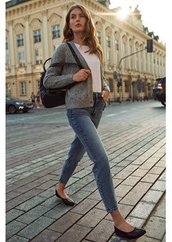 Niebieskie jeansy mom fit z przetarciami ze sklepu Greenpoint.pl w kategorii Jeansy damskie - zdjęcie 142998536