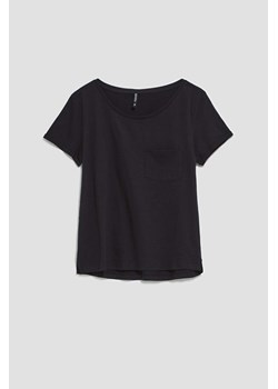Bawełniany t-shirt o prostym fasonie z kieszkonką czarny ze sklepu Moodo.pl w kategorii Bluzki damskie - zdjęcie 143281498