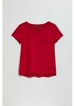 Bawełniany t-shirt z kieszkonką bordowy ze sklepu Moodo.pl w kategorii Bluzki damskie - zdjęcie 143281555
