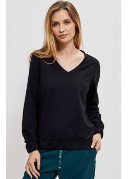 Czarna bluza basic z dekoltem V 3621, Kolor czarny, Rozmiar XS, Moodo ze sklepu Primodo w kategorii Bluzy damskie - zdjęcie 143347017