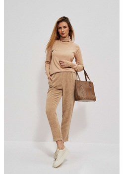 Sztruksowe spodnie z prostą nogawką ze sklepu Moodo.pl w kategorii Spodnie damskie - zdjęcie 143442535