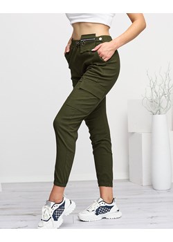 Ciemnozielone damskie spodnie typu bojówki z odpinaną kieszenią - Odzież ze sklepu royalfashion.pl w kategorii Spodnie damskie - zdjęcie 143477755