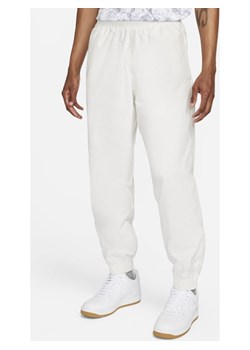 Męskie spodnie dresowe Nike Sportswear Solo Swoosh - Szary ze sklepu Nike poland w kategorii Spodnie męskie - zdjęcie 143599839