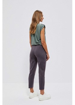 Gładkie spodnie dresowe z kieszonkami ze sklepu Moodo.pl w kategorii Spodnie damskie - zdjęcie 143699408