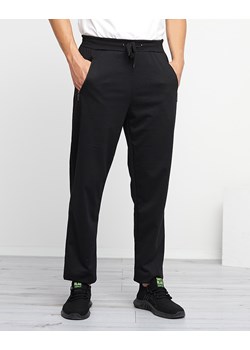 Klasyczne czarne proste męskie spodnie dresowe - Odzież ze sklepu royalfashion.pl w kategorii Spodnie męskie - zdjęcie 143738687