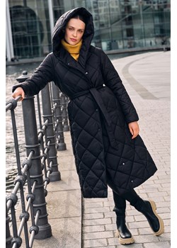 Pikowany płaszcz z wiązanym paskiem, czarny ze sklepu Greenpoint.pl w kategorii Płaszcze damskie - zdjęcie 143759877