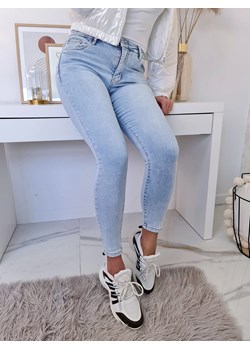 spodnie jeansowe skinny loria m.sara - jasny jeans ze sklepu STYLOWO w kategorii Jeansy damskie - zdjęcie 143830278