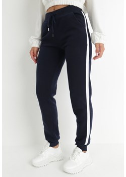 Granatowe Spodnie Dresowe Ocieplone z Lampasami Eidomeda ze sklepu Born2be Odzież w kategorii Spodnie damskie - zdjęcie 144101249