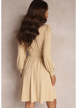 Jasnobeżowa Sukienka Kopertowa Taliowana Hosidius ze sklepu Renee odzież w kategorii Sukienki - zdjęcie 144363236