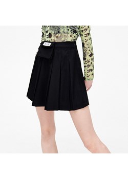 Cropp - Plisowana spódnica mini z łańcuchem - Czarny ze sklepu Cropp w kategorii Spódnice - zdjęcie 144417477