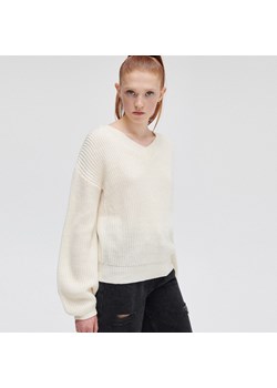 Cropp - Dzianinowy sweter - Kremowy ze sklepu Cropp w kategorii Swetry damskie - zdjęcie 144420255