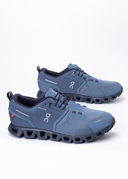 Sneakersy męskie granatowe On Running Cloud 5 Waterproof ze sklepu Sneaker Peeker w kategorii Buty sportowe męskie - zdjęcie 144621516