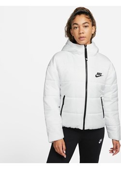 Damska kurtka z kapturem i syntetycznym wypełnieniem Nike Sportswear Therma-FIT Repel - Biel ze sklepu Nike poland w kategorii Kurtki damskie - zdjęcie 144646018